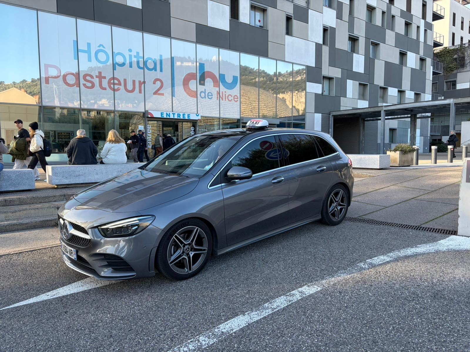 Taxi Cagnes-sur-Mer ASM devant le CHU Pasteur à Nice