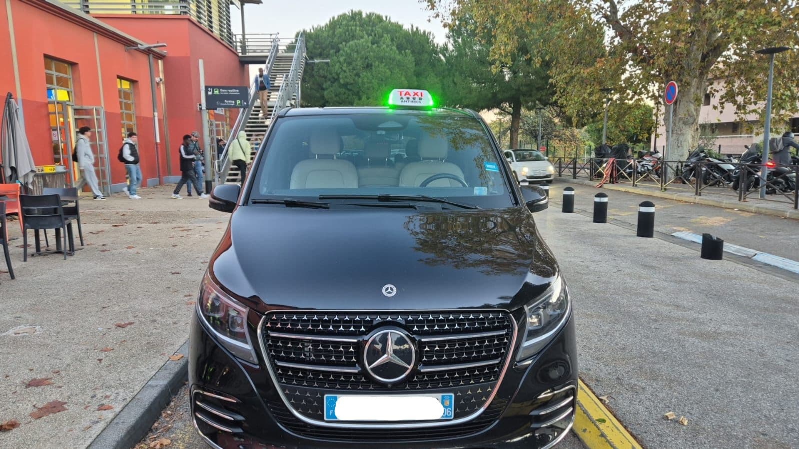 Taxi Antibes vers Nice : Transferts rapides 20 min, Hôpitaux & Aéroport (Guide 2025)